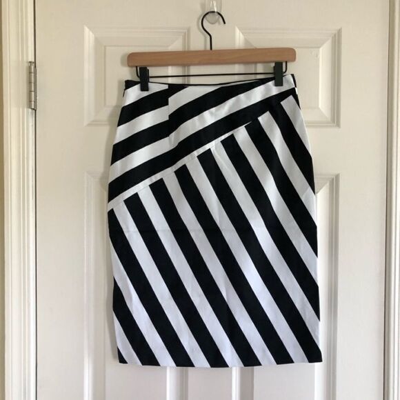 NWT Banana Republic Black and White Striped Pencil women’s Skirt 2 knee length - Picture 2 of 6
